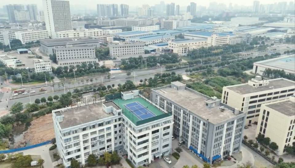 泰有缘网球俱乐部(网球场-东盟智谷顶楼f7)网球场照片3。泰有缘网球俱乐部(网球场-东盟智谷顶楼f7)位于广西壮族自治区南宁市江南区洪运路，可在网球地图查看南宁市网球场订场方式。提供室外场、硬地场等场地。场馆设施包括洗手间、饮料售卖、停车方便。参考…