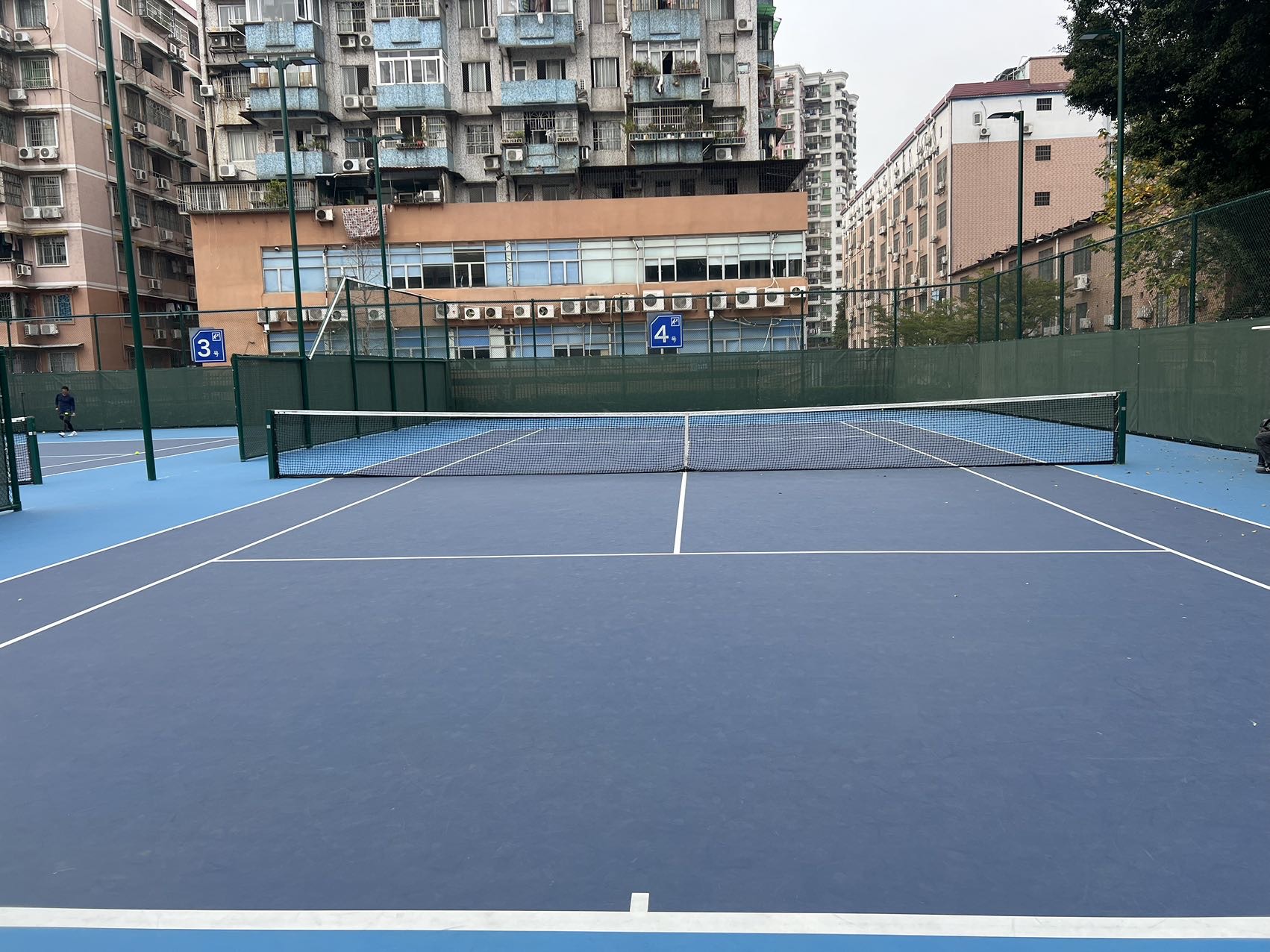 海珠体育馆网球场照片2。海珠体育馆位于广东省广州市海珠区燕子岗路251号，可在网球地图查看广州市网球场订场方式。提供室外场、硬地场等场地。场馆设施包括洗手间、饮料售卖。参考起价40元/小时起。