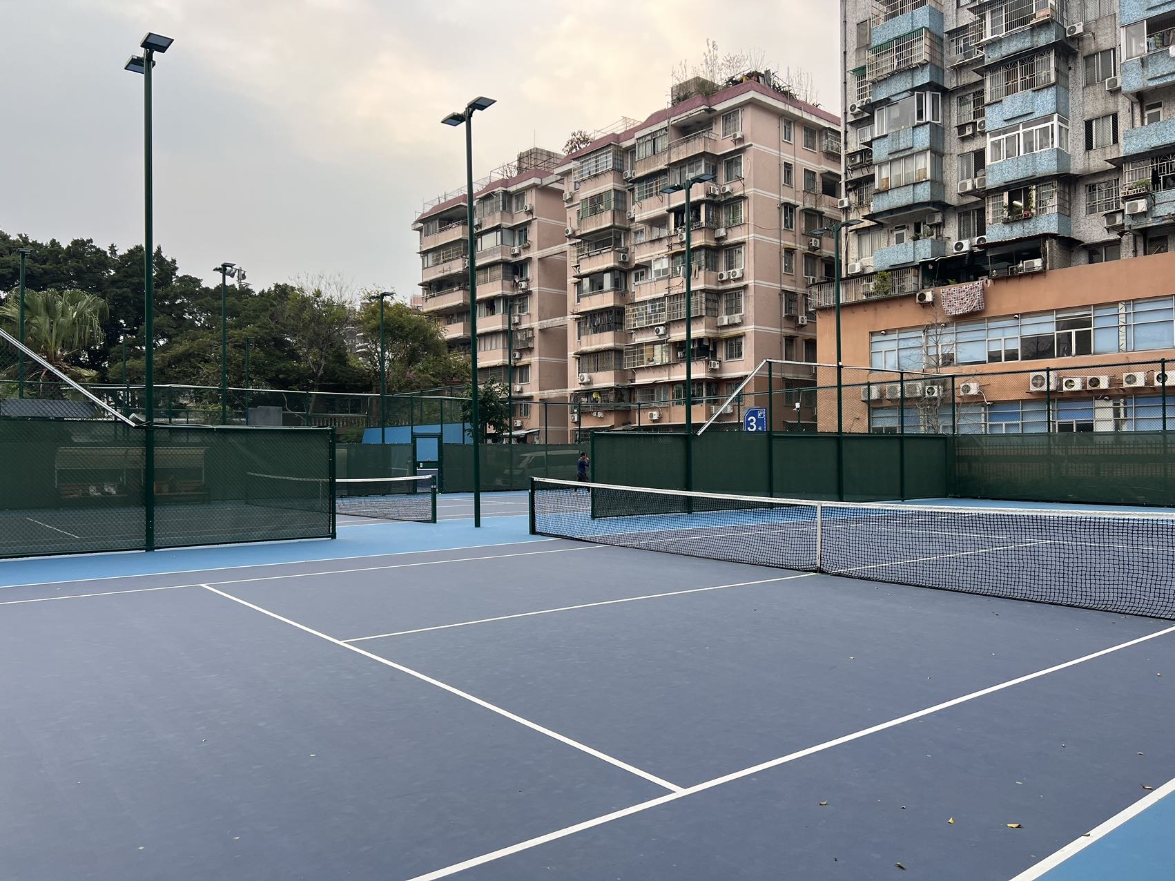 海珠体育馆位于广东省广州市海珠区燕子岗路251号，可在网球地图查看广州市网球场订场方式。提供室外场、硬地场等场地。场馆设施包括洗手间、饮料售卖。参考起价40元/小时起。