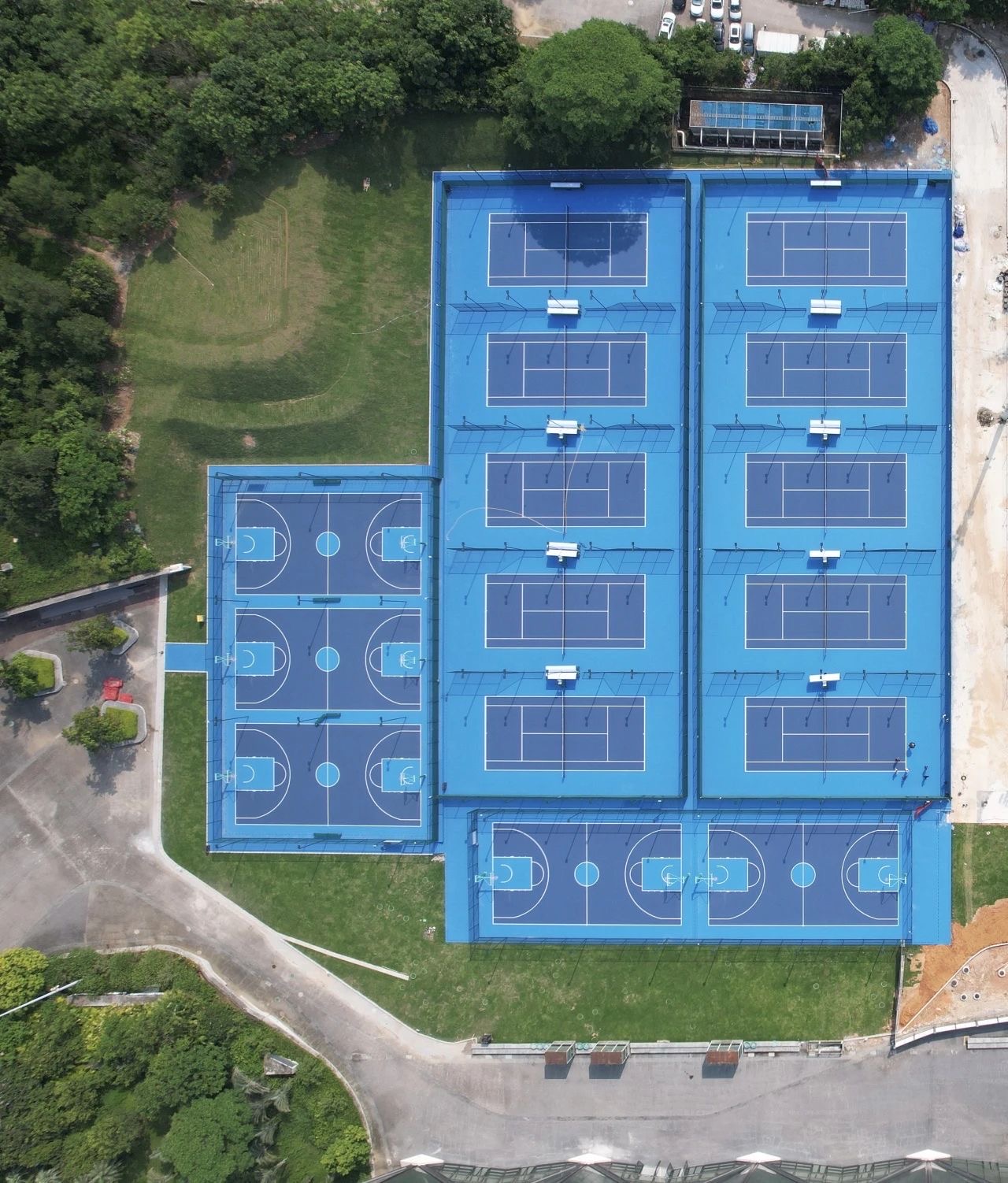 深圳市大运中心体育馆网球场位于广东省深圳市龙岗区黄阁路，可在网球地图查看深圳市网球场订场方式。提供室外场、硬地场等场地。场馆设施包括洗手间、饮料售卖、停车方便。参考起价80元/小时起。