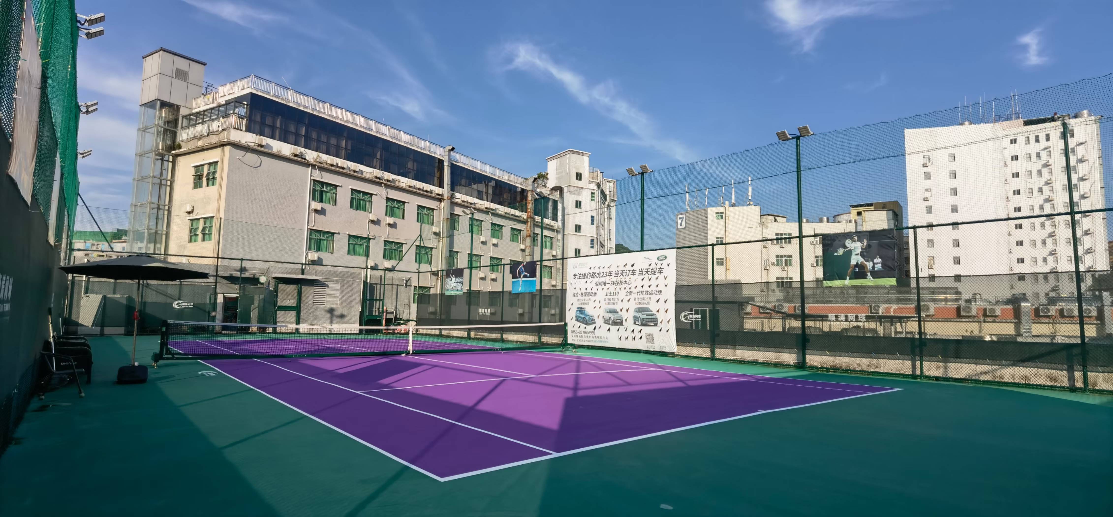 深圳市顺涛网球俱乐部网球场照片5。深圳市顺涛网球俱乐部位于广东省深圳市宝安区西乡街道固戍社区石街股份公司八厂B栋汇创工坊楼顶，可在网球地图查看深圳市网球场订场方式。提供室外场、硬地场等场地。场馆设施包括洗手间、发球机、饮料售卖、停车方便、可租球、可…