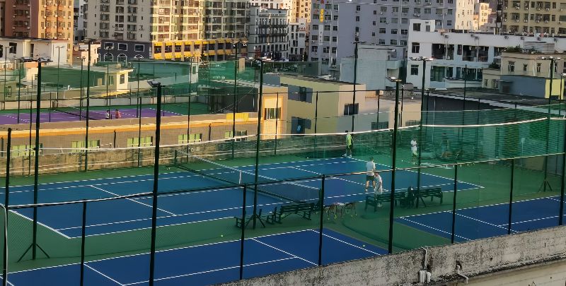 深圳市顺涛网球俱乐部位于广东省深圳市宝安区西乡街道固戍社区石街股份公司八厂B栋汇创工坊楼顶，可在网球地图查看深圳市网球场订场方式。提供室外场、硬地场等场地。场馆设施包括洗手间、发球机、饮料售卖、停车方便、可租球、可拉线、可租拍。参考起价70元/小时…