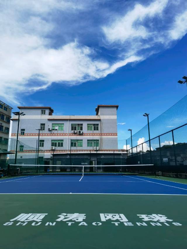 深圳市顺涛网球俱乐部网球场照片2。深圳市顺涛网球俱乐部位于广东省深圳市宝安区西乡街道固戍社区石街股份公司八厂B栋汇创工坊楼顶，可在网球地图查看深圳市网球场订场方式。提供室外场、硬地场等场地。场馆设施包括洗手间、发球机、饮料售卖、停车方便、可租球、可…
