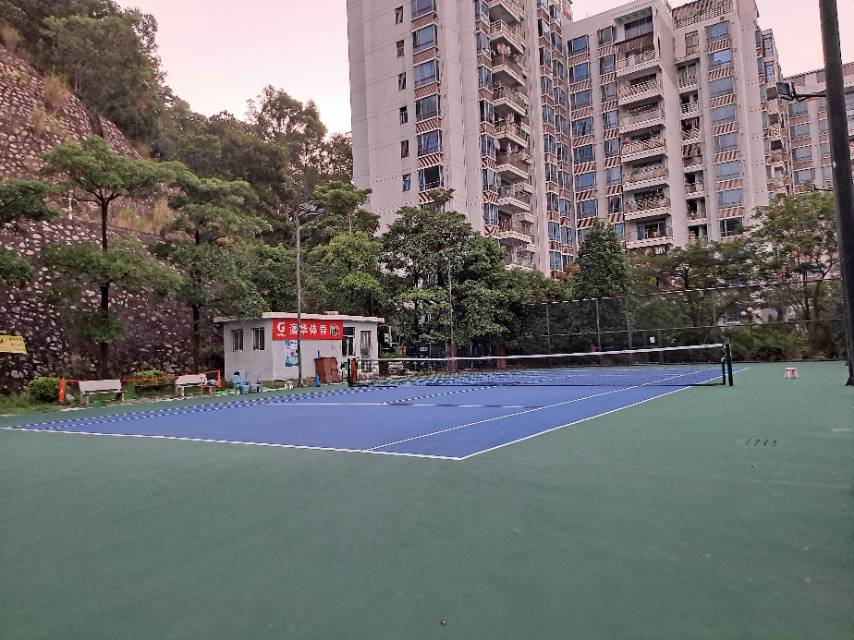 澳华工业区厂房10栋位于广东省深圳市龙华区大浪华达路澳华工业区厂房,可在网球地图查看深圳市网球场订场方式。提供硬地场、室外场等场地。场馆设施包括洗手间、发球机、可拉线、停车方便、饮料售卖、可租球、可租拍。参考起价100元/小时起。