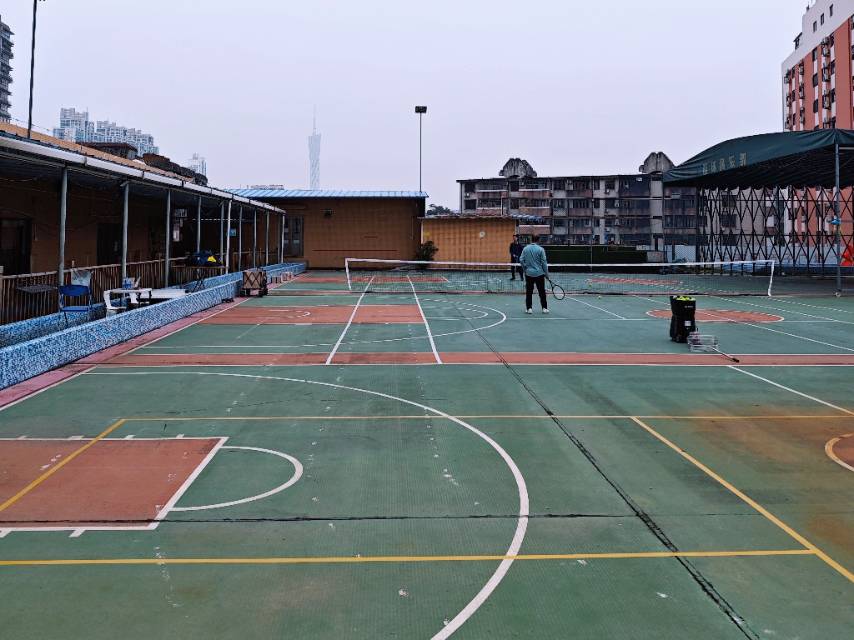 瀚林商业广场网球场位于广东省广州市海珠区新港街道翰林水青写字楼江怡路337号,可在网球地图查看广州市网球场订场方式。提供室外场、硬地场等场地。场馆设施包括洗手间、停车方便、可租拍、可租球、饮料售卖。参考起价50元/小时起。