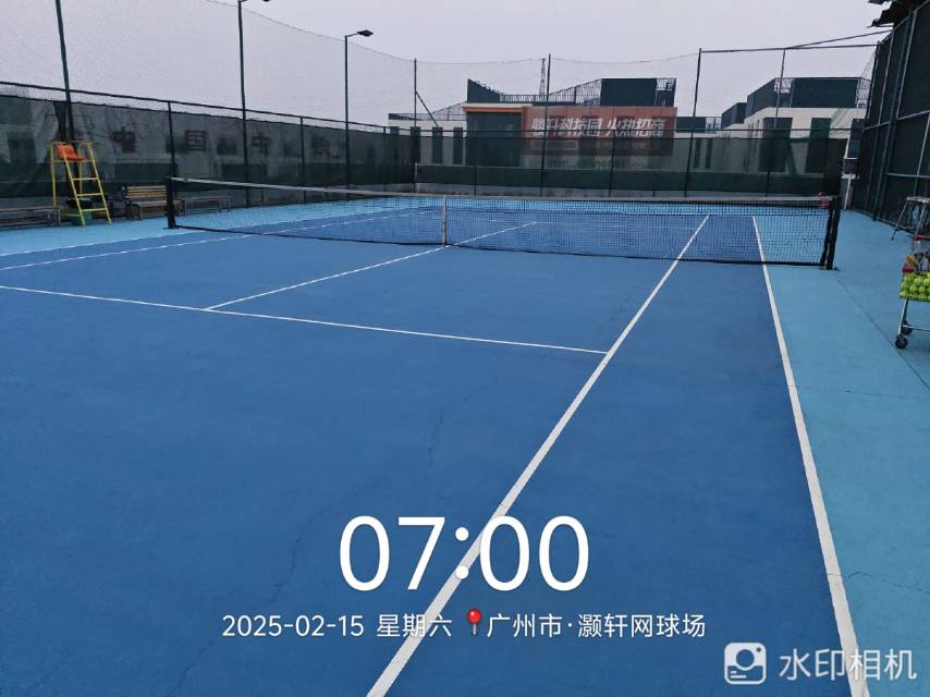 灝轩网球场网球场照片2。灝轩网球场位于广东省广州市番禺区市广路钟二路段45，可在网球地图查看广州市网球场订场方式。提供室外场、硬地场、通宵场等场地。场馆设施包括洗手间、饮料售卖、停车方便、可租球、可拉线、可租拍。参考起价50元/小时起。