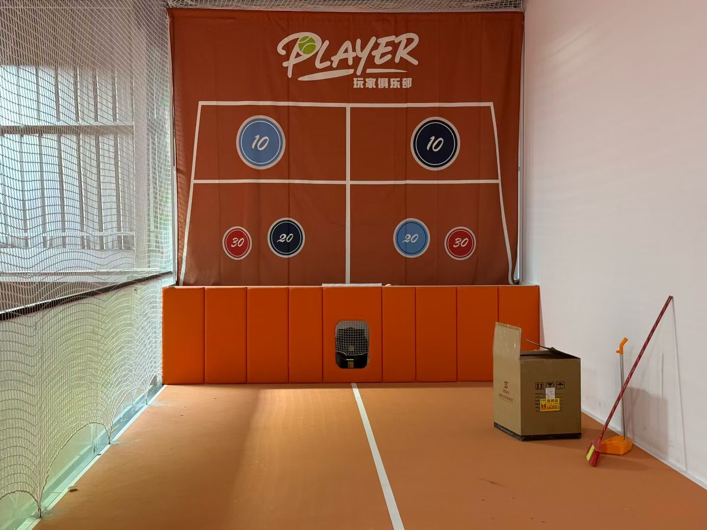 玩家网球俱乐部(player)网球场照片4。玩家网球俱乐部(player)位于广东省广州市番禺区石岗南路42号附近，可在网球地图查看广州市网球场订场方式。提供室内场、硬地场等场地。场馆设施包括洗手间、停车方便、饮料售卖、可租球、沐浴间、发球机、可租…