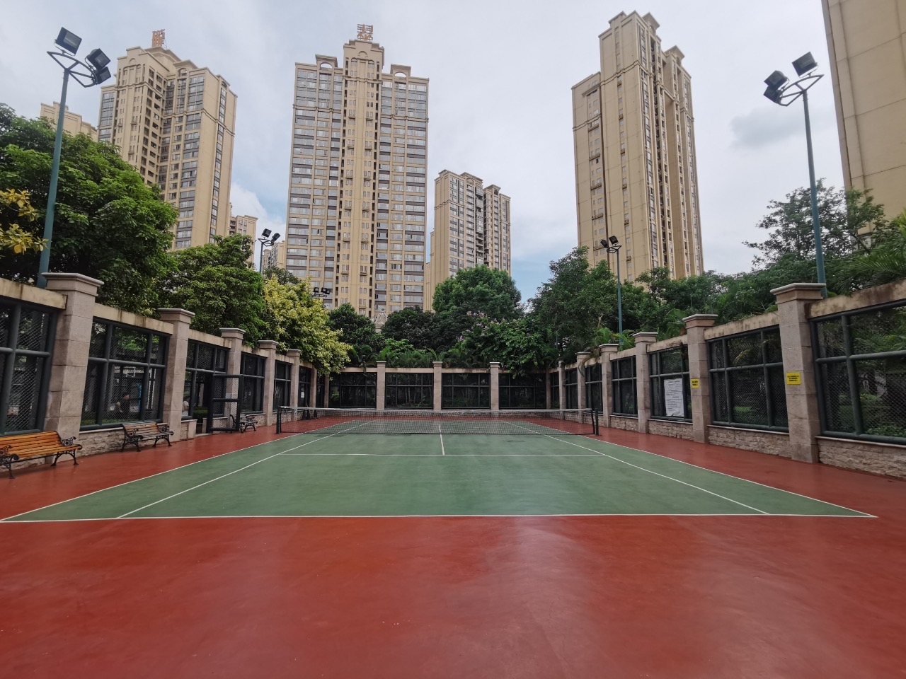 珑翠花园网球场位于广东省广州市番禺区钟顺路和福翠路交叉口东南侧珑翠花园网球场，可在网球地图查看广州市网球场订场方式。提供室外场、硬地场等场地。参考起价80元/小时起。