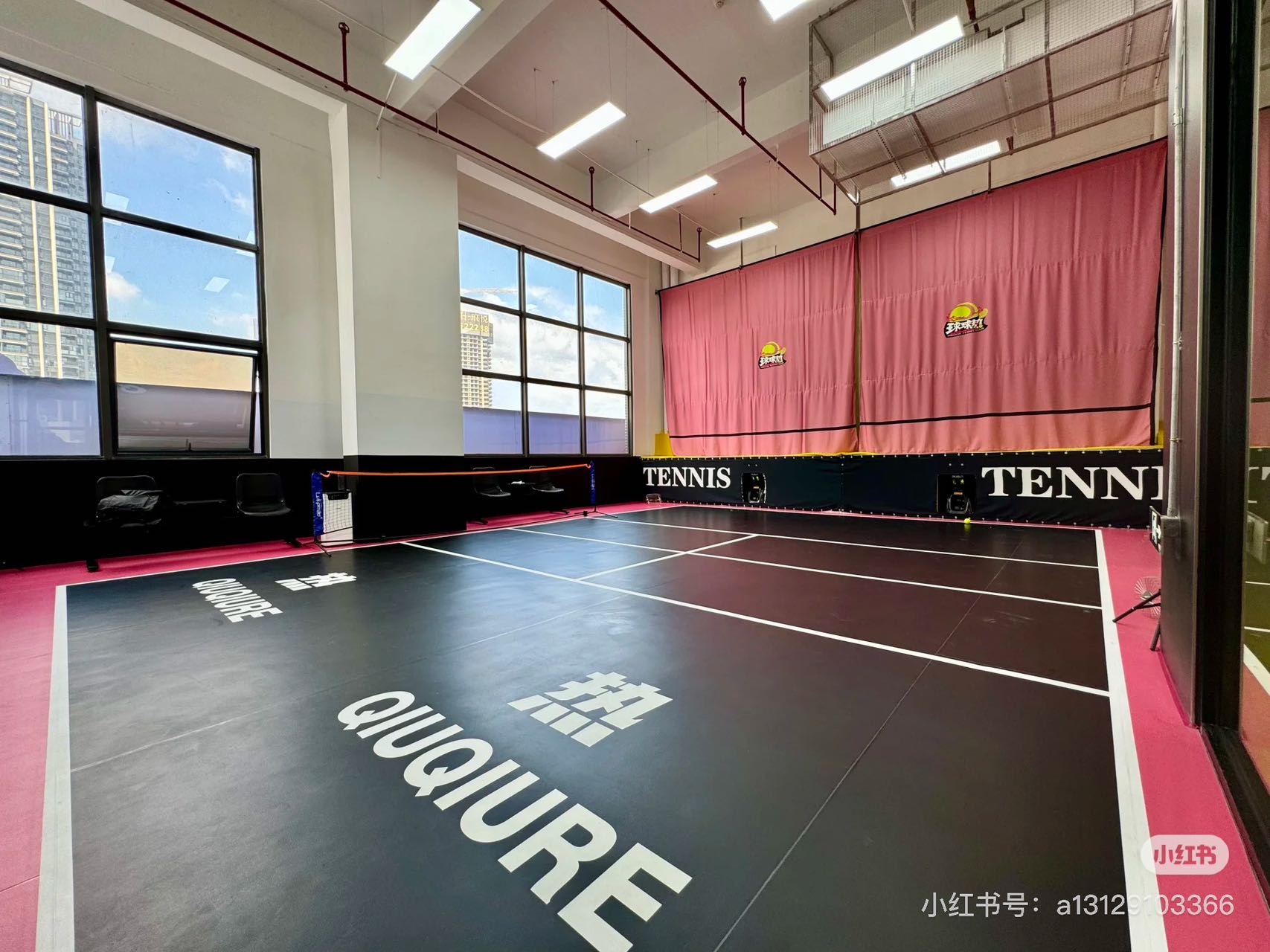 球球热网球学练馆网球场照片2。球球热网球学练馆位于广东省佛山市禅城区鄱阳城众创小镇9栋A座2楼，可在网球地图查看佛山市网球场订场方式。提供室外场、硬地场、通宵场等场地。场馆设施包括发球机、可租拍、可租球、停车方便、饮料售卖、沐浴间、洗手间。参考起价…