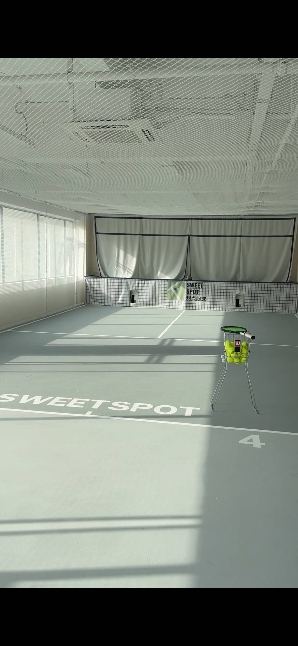 甜点网球SweetspotTennis位于广东省深圳市福田区梅丽路9号Apark一个公园L5-18,可在网球地图查看深圳市网球场订场方式。提供学练馆等场地。场馆设施包括洗手间、饮料售卖、沐浴间、停车方便、发球机、可租球、可租拍。参考起价120元/小…