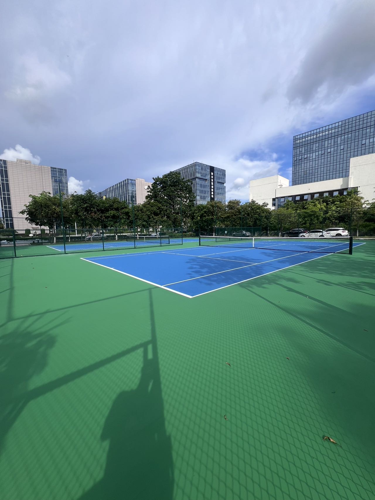 电子科技大学广东电子信息工程研究院位于广东省东莞市松山湖高新技术产业开发区总部二路17号,可在网球地图查看东莞市网球场订场方式。提供室外场、硬地场等场地。场馆设施包括洗手间、停车方便、饮料售卖。参考起价80元/小时起。