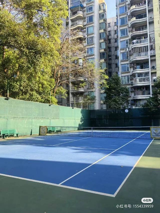 盛景运动中心位于广东省广州市海珠区南洲路88号-5一楼旁,可在网球地图查看广州市网球场订场方式。提供室外场、硬地场等场地。场馆设施包括洗手间、饮料售卖、发球机、停车方便、可租球、可拉线、可租拍。参考起价50元/小时起。