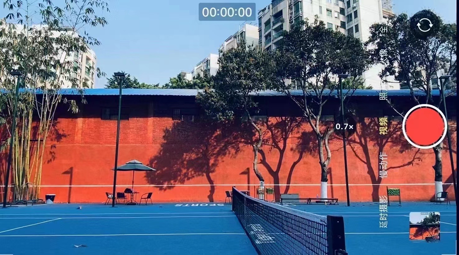 维多力网球俱乐部网球场照片3。维多力网球俱乐部位于广东省广州市番禺区华荫西路与华葆路交叉口西北60米，可在网球地图查看广州市网球场订场方式。提供室内场、室外场、硬地场等场地。场馆设施包括洗手间、饮料售卖、沐浴间、可拉线、停车方便、可租拍、可租球。参…