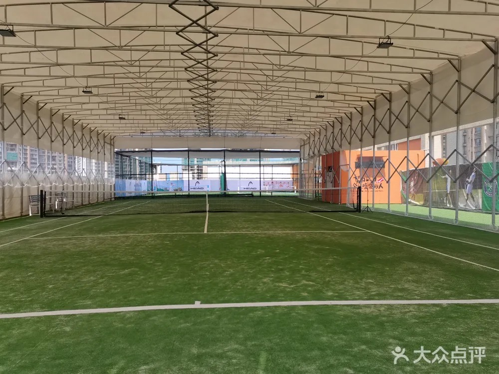 维尼网球学院(亚艺湖校区)网球场照片2。维尼网球学院(亚艺湖校区)位于广东省佛山市禅城区文华中路湖明街20号文华广场5楼，可在网球地图查看佛山市网球场订场方式。提供室内场、草地场等场地。场馆设施包括洗手间、饮料售卖、停车方便、发球机。参考起价80元…