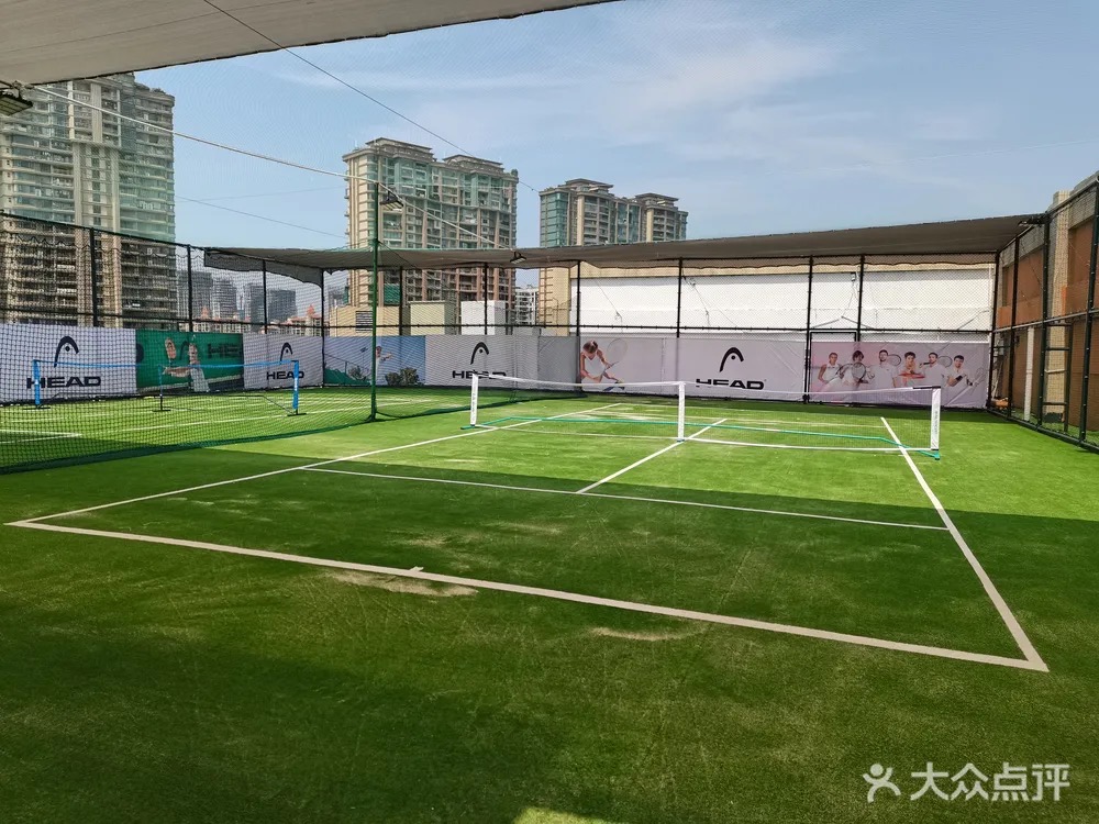 维尼网球学院(亚艺湖校区)位于广东省佛山市禅城区文华中路湖明街20号文华广场5楼，可在网球地图查看佛山市网球场订场方式。提供室内场、草地场等场地。场馆设施包括洗手间、饮料售卖、停车方便、发球机。参考起价80元/小时起。