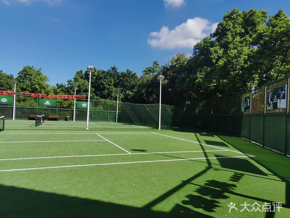 维尼网球学院(仙泉校区)网球场照片2。维尼网球学院(仙泉校区)位于广东省佛山市顺德区大良街道顺峰社区见龙路2号仙泉酒店网球场，可在网球地图查看佛山市网球场订场方式。提供室外场、草地场等场地。场馆设施包括洗手间、饮料售卖。参考起价78元/小时起。