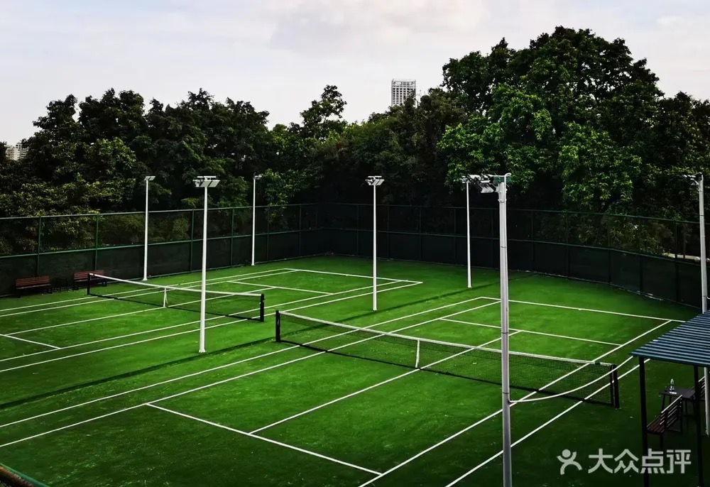 维尼网球学院(仙泉校区)位于广东省佛山市顺德区大良街道顺峰社区见龙路2号仙泉酒店网球场，可在网球地图查看佛山市网球场订场方式。提供室外场、草地场等场地。场馆设施包括洗手间、饮料售卖。参考起价78元/小时起。