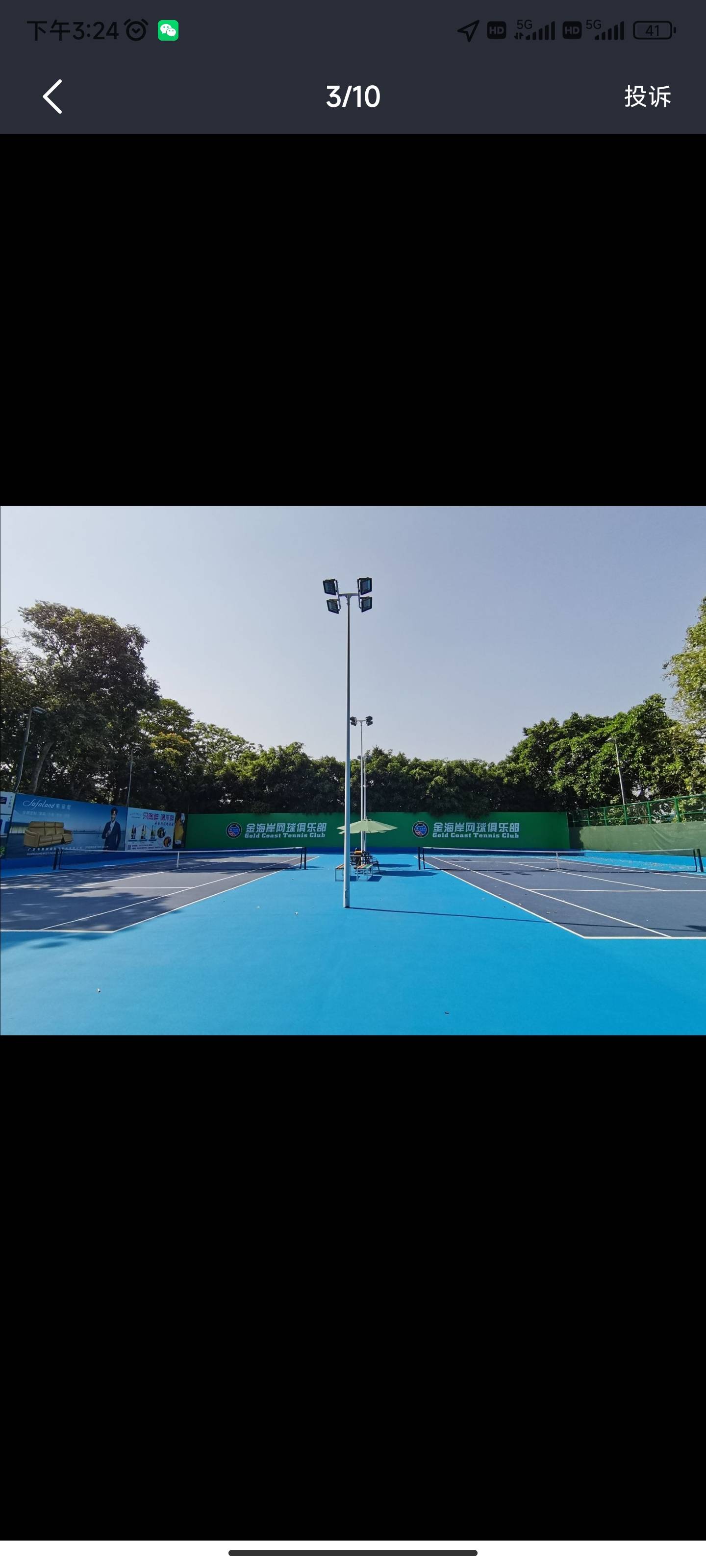 维尼网球学院（金海岸校区）位于广东省佛山市顺德区G105，可在网球地图查看佛山市网球场订场方式。提供室外场、硬地场等场地。场馆设施包括沐浴间、洗手间、停车方便、饮料售卖。参考起价50元/小时起。