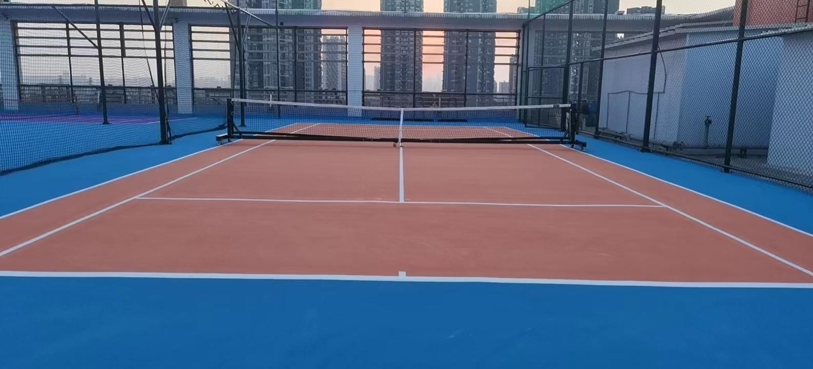 网盟网球俱乐部网球场照片2。网盟网球俱乐部位于广东省广州市荔湾区龙溪东路广佛数字创意园，可在网球地图查看广州市网球场订场方式。提供室外场、硬地场等场地。场馆设施包括洗手间、饮料售卖、停车方便。参考起价40元/小时起。