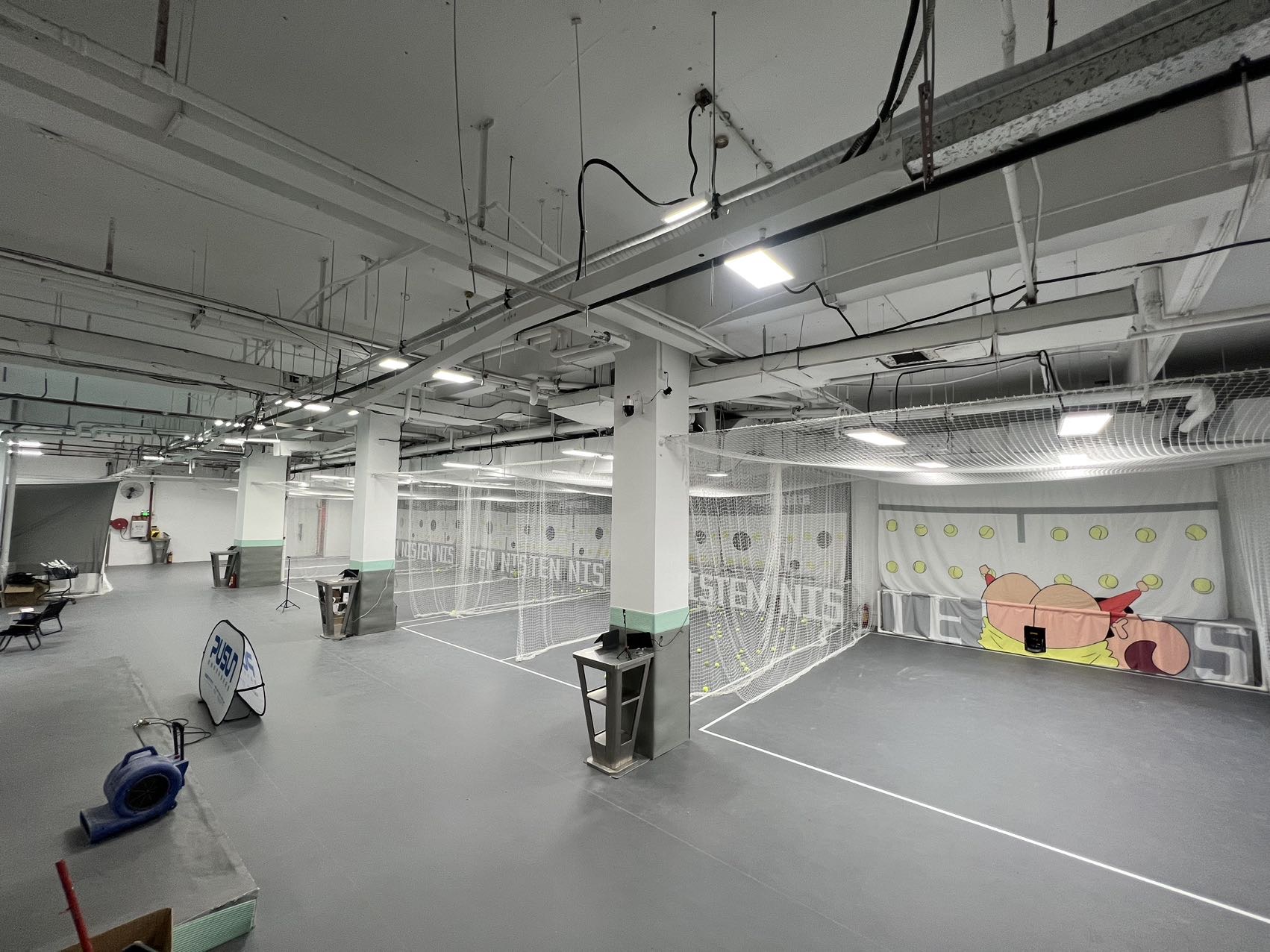 网网网球馆位于广东省广州市荔湾区逢源路153号一楼后半部分，可在网球地图查看广州市网球场订场方式。提供学练馆等场地。场馆设施包括饮料售卖、发球机、停车方便、可租拍。参考起价30元/小时起。