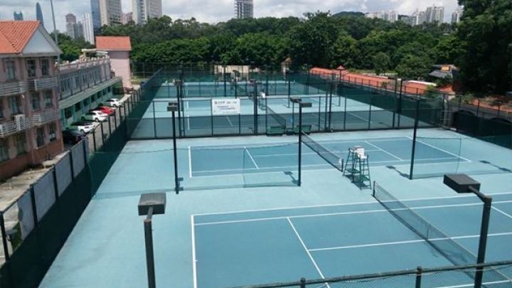罗湖网球中心位于广东省深圳市罗湖区罗沙公路经二路48号,可在网球地图查看深圳市网球场订场方式。提供室外场、硬地场、免费场等场地。场馆设施包括洗手间、饮料售卖、停车方便。参考起价80元/小时起。