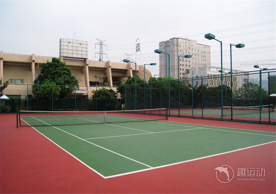 荔湾区芳村体育中心位于广东省广州市荔湾区龙溪大道277号(近花地河西的增滘村)，可在网球地图查看广州市网球场订场方式。提供室外场、硬地场等场地。场馆设施包括洗手间、发球机、饮料售卖、停车方便、沐浴间、可拉线、可租球、可租拍。参考起价60元/小时起。
