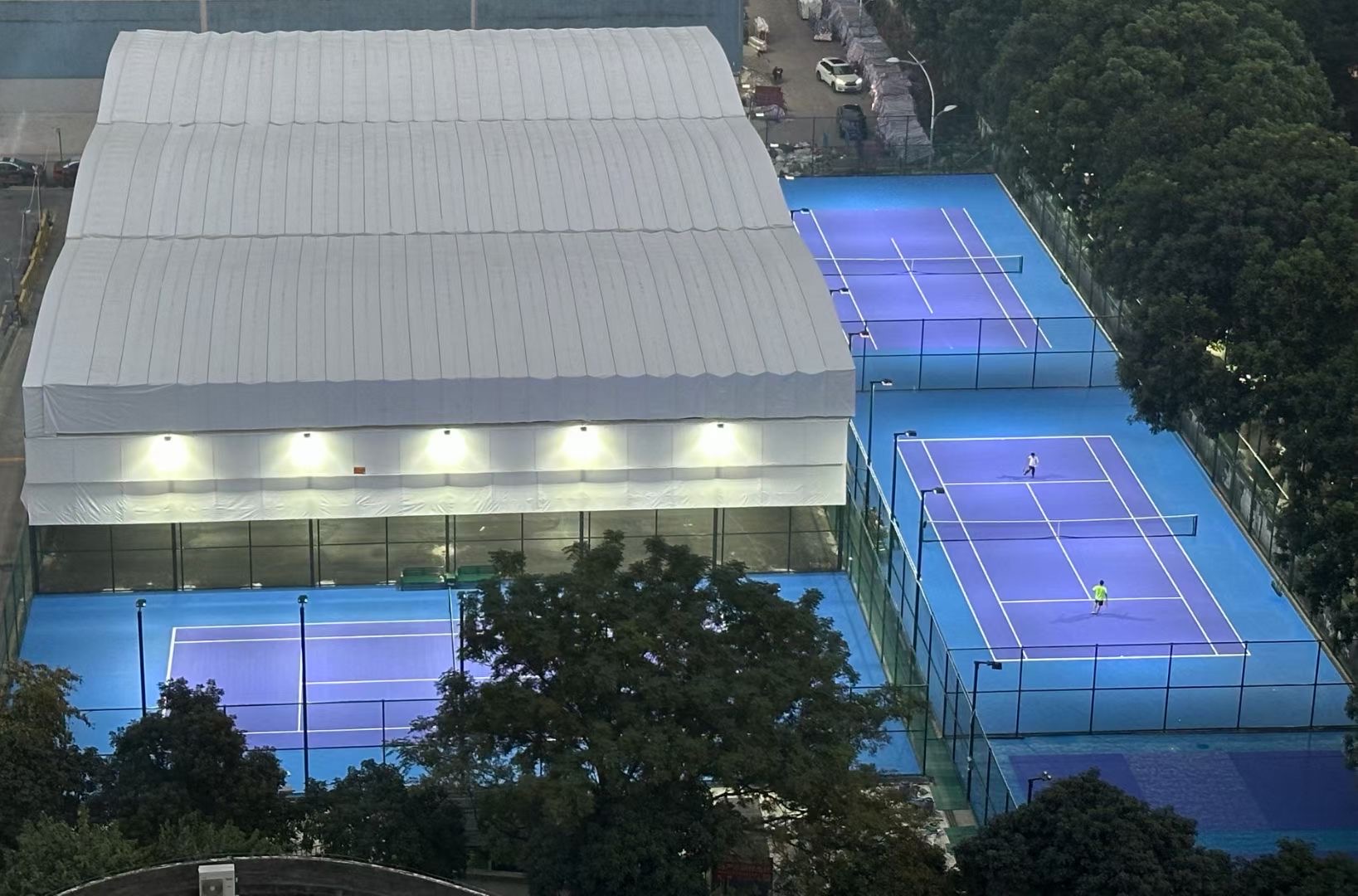 荔湾酷动网球中心位于广东省广州市荔湾区芳村大道东25号后区空地,可在网球地图查看广州市网球场订场方式。提供室外场、硬地场、室内场等场地。场馆设施包括洗手间、可租球、停车方便、饮料售卖、沐浴间、可租拍、可拉线、发球机。参考起价50元/小时起。