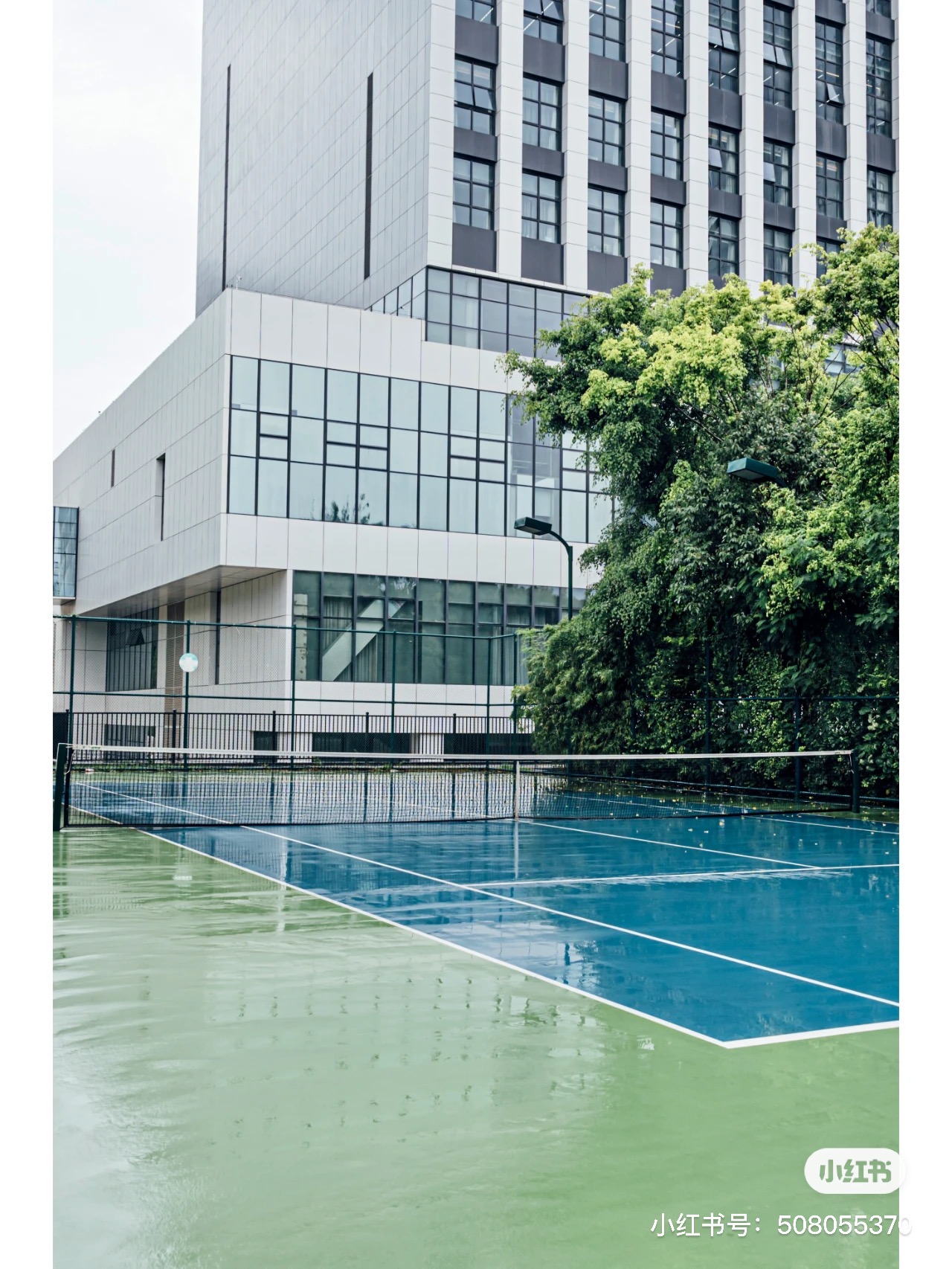 莲花体育中心位于广东省深圳市福田区莲花街道景田南四街与景田东路交汇处(华强职校西侧)，可在网球地图查看深圳市网球场订场方式。提供室外场、硬地场等场地。场馆设施包括饮料售卖、洗手间、停车方便。参考起价50元/小时起。