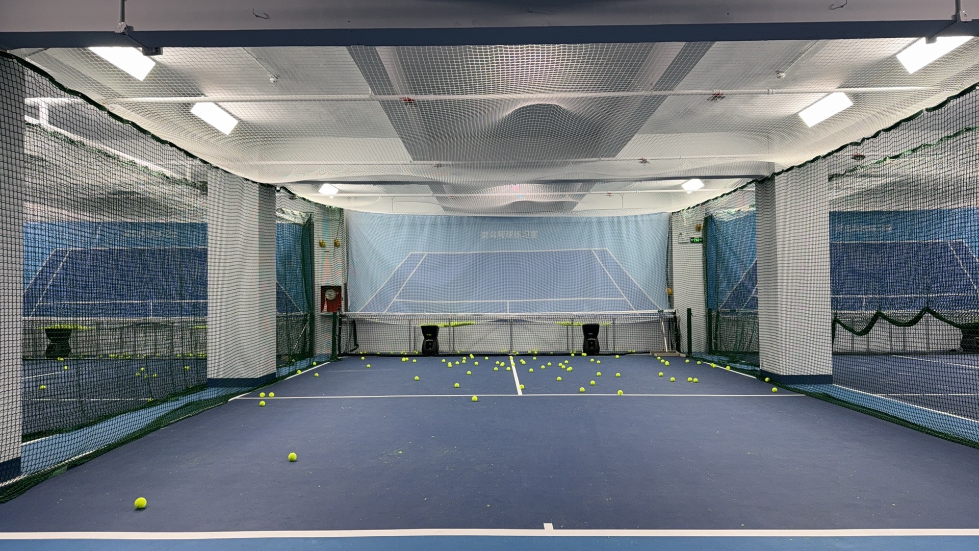 菜鸟网球练习室TennisHelping(固戍店)位于广东省深圳市宝安区经发智造园二期14栋304，可在网球地图查看深圳市网球场订场方式。提供学练馆等场地。场馆设施包括可拉线、可租拍、洗手间、饮料售卖、停车方便、发球机。参考起价80元/小时起。