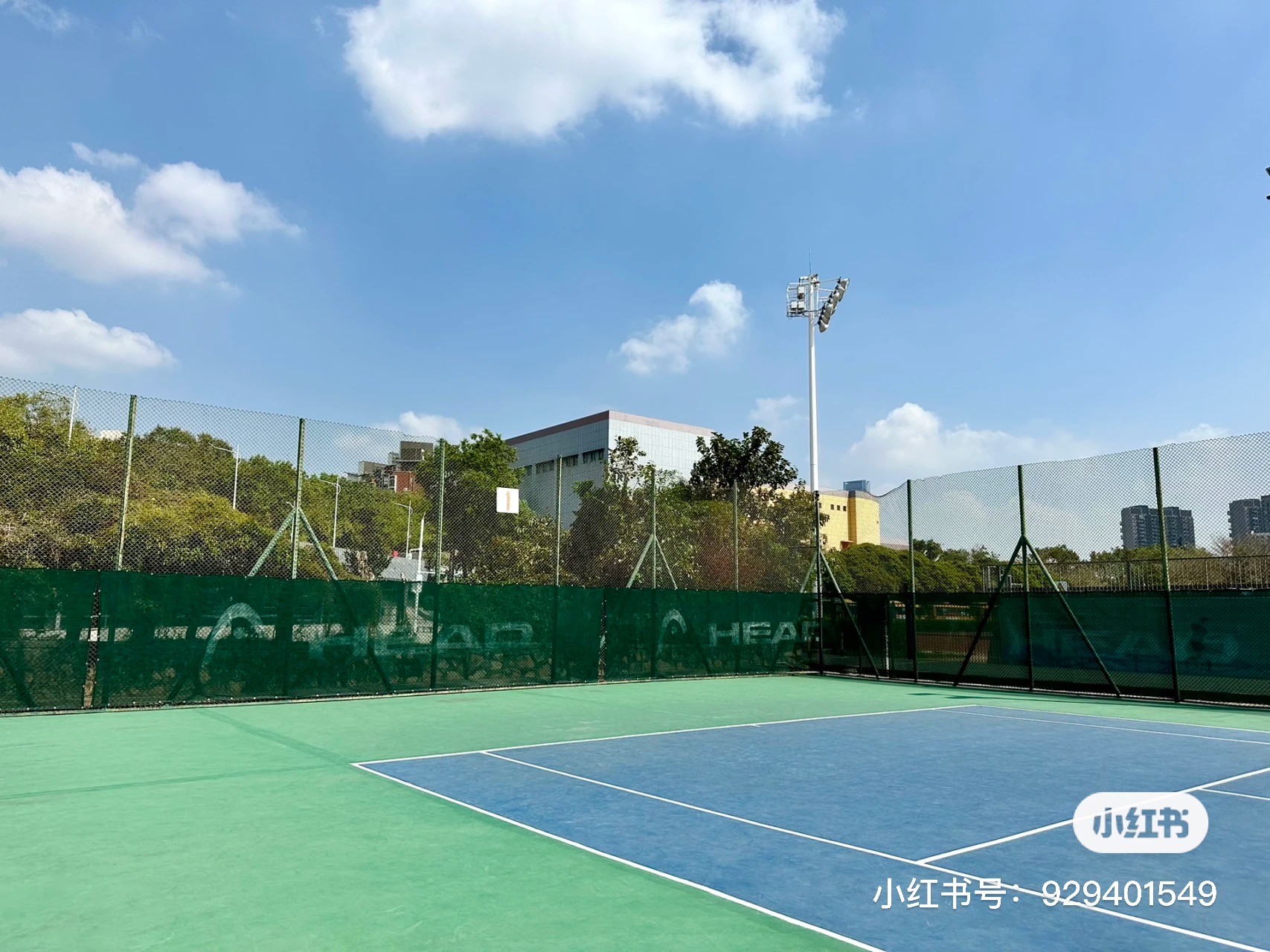 蛇口体育中心位于广东省深圳市南山区公园路45号(近四海公园)，可在网球地图查看深圳市网球场订场方式。提供免费场、室外场、硬地场等场地。场馆设施包括洗手间、停车方便。