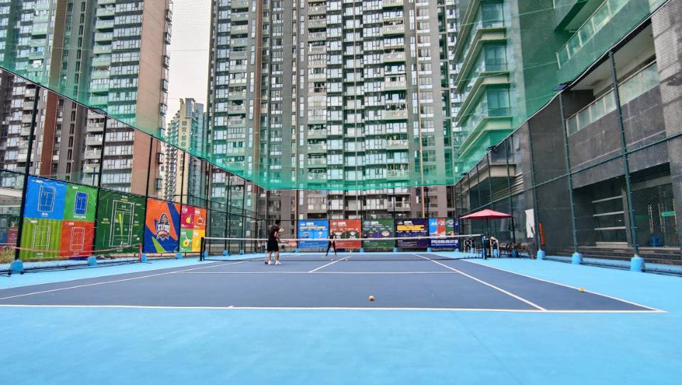 西柚网球俱乐部(大运校区)位于广东省深圳市龙岗区龙兴大道98号东都国际名车展览中心，可在网球地图查看深圳市网球场订场方式。提供室外场、硬地场等场地。场馆设施包括洗手间、发球机、停车方便、饮料售卖、可租拍、可租球。参考起价100元/小时起。