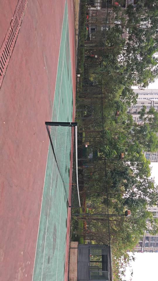 越秀·岭南雅筑网球场网球场照片2。越秀·岭南雅筑网球场位于广东省广州市黄埔区开源大道742号，可在网球地图查看广州市网球场订场方式。提供室  外场、硬地场等场地。参考起价30元/小时起。