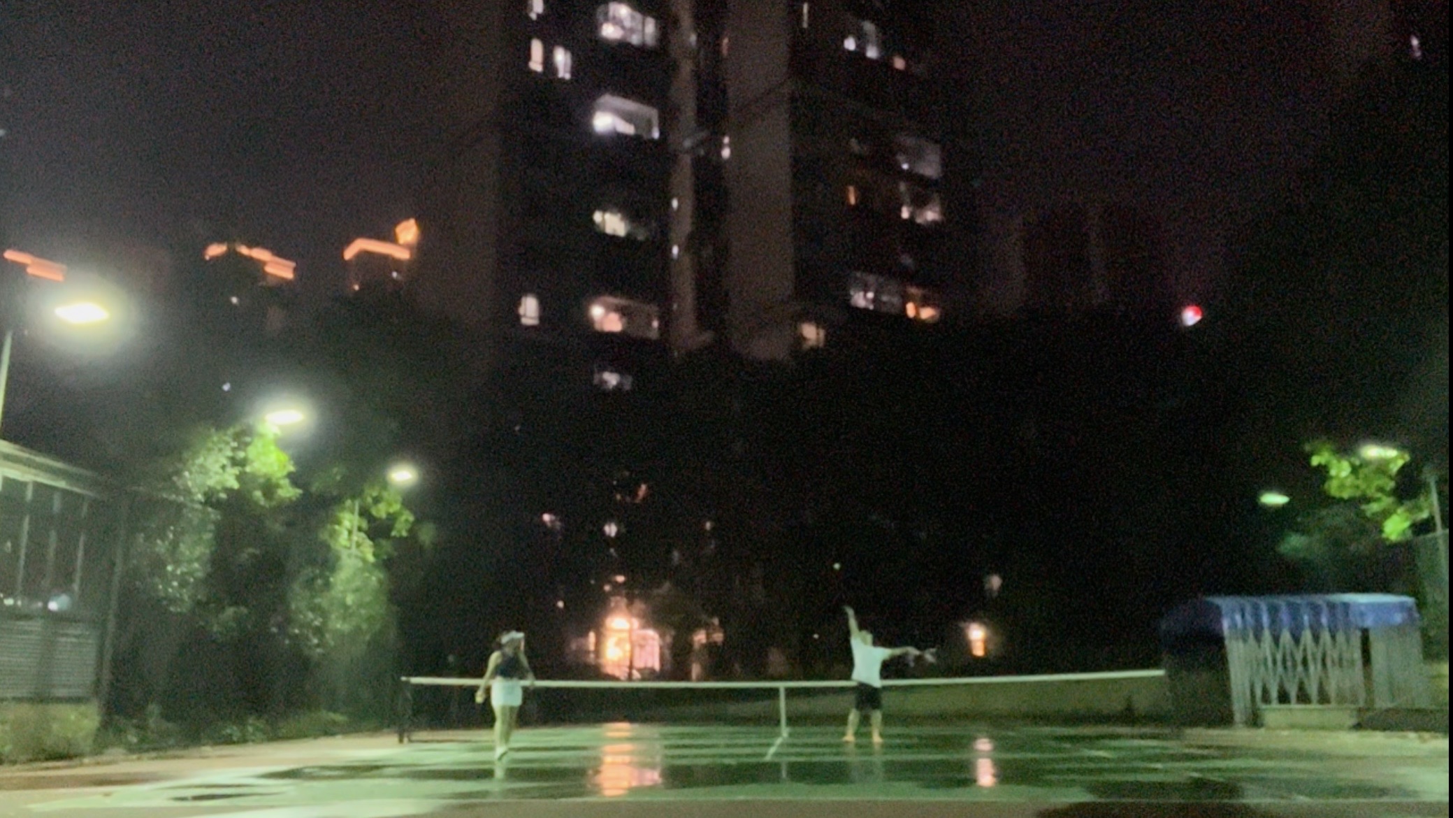 越秀·岭南雅筑网球场位于广东省广州市黄埔区开源大道742号，可在网球地图查看广州市网球场订场方式。提供室外场、硬地场等场地。参考起价30元/小时起。