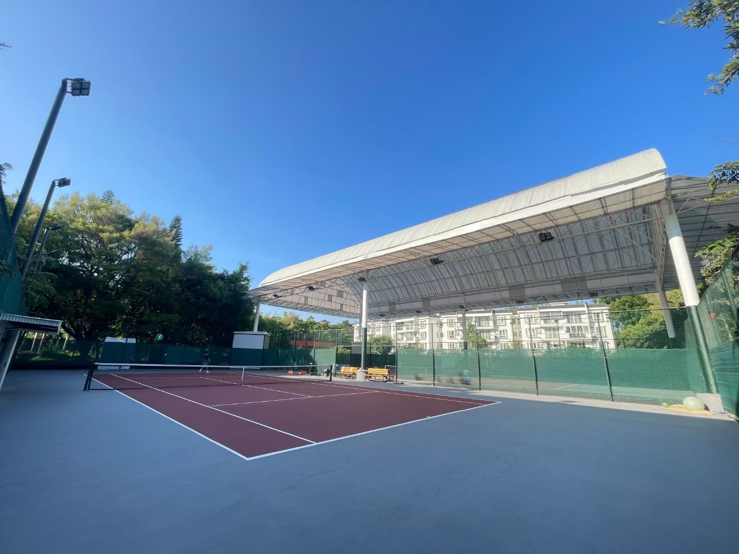 越秀·逸泉山庄（逸泉巨峰网球俱乐部）位于广东省广州市从化区街口街道逸泉社区逸泉路1号，可在网球地图查看广州市网球场订场方式。提供室外场、硬地场等场地。参考起价80元/小时起。