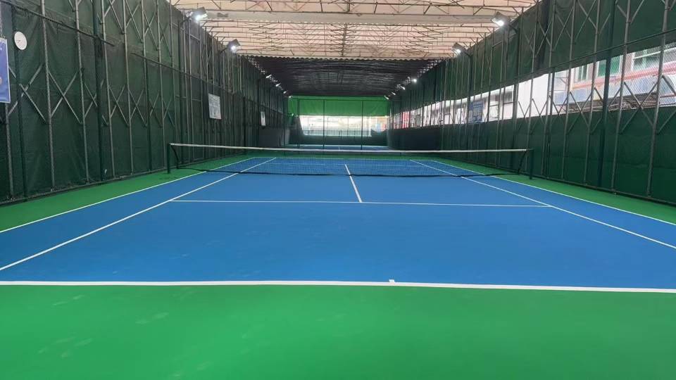 越秀区华乐广东实验中学越秀学校(天胜校区)位于广东省广州市越秀区天胜二横路，可在网球地图查看广州市网球场订场方式。提供硬地场、室外场、室内场等场地。场馆设施包括饮料售卖、洗手间。参考起价120元/小时起。2个风雨棚，1个室外场。平时有上课，需加客服…