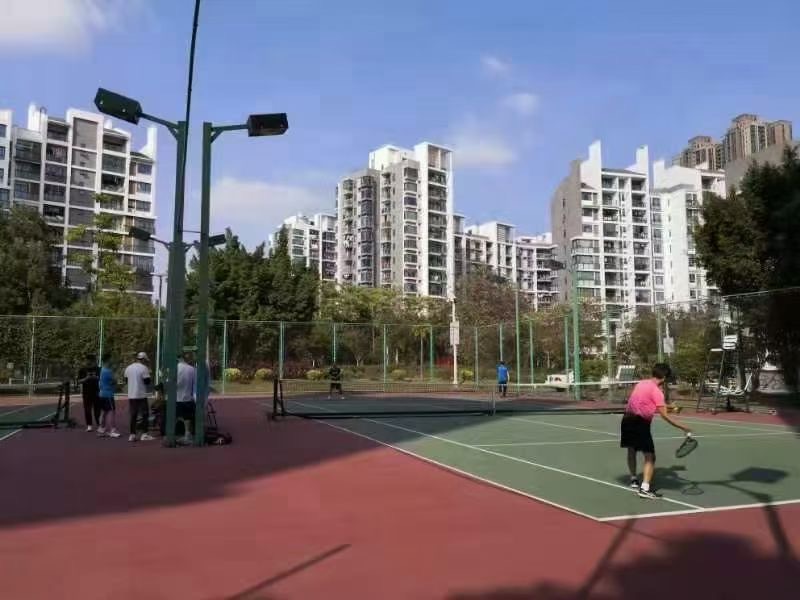 运动员村网球场位于广东省广州市番禺区石楼镇南源路61号,可在网球地图查看广州市网球场订场方式。提供室外场、硬地场等场地。参考起价60元/小时起。