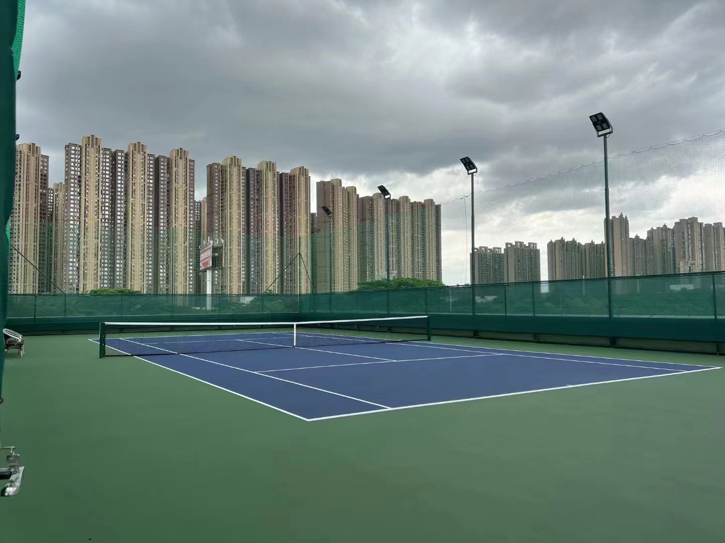 迪卡侬千灯湖网球场位于广东省佛山市南海区海八东路35号(南海全民健身体育公园东门),可在网球地图查看佛山市网球场订场方式。提供室外场、硬地场等场地。场馆设施包括洗手间、饮料售卖、停车方便。参考起价60元/小时起。