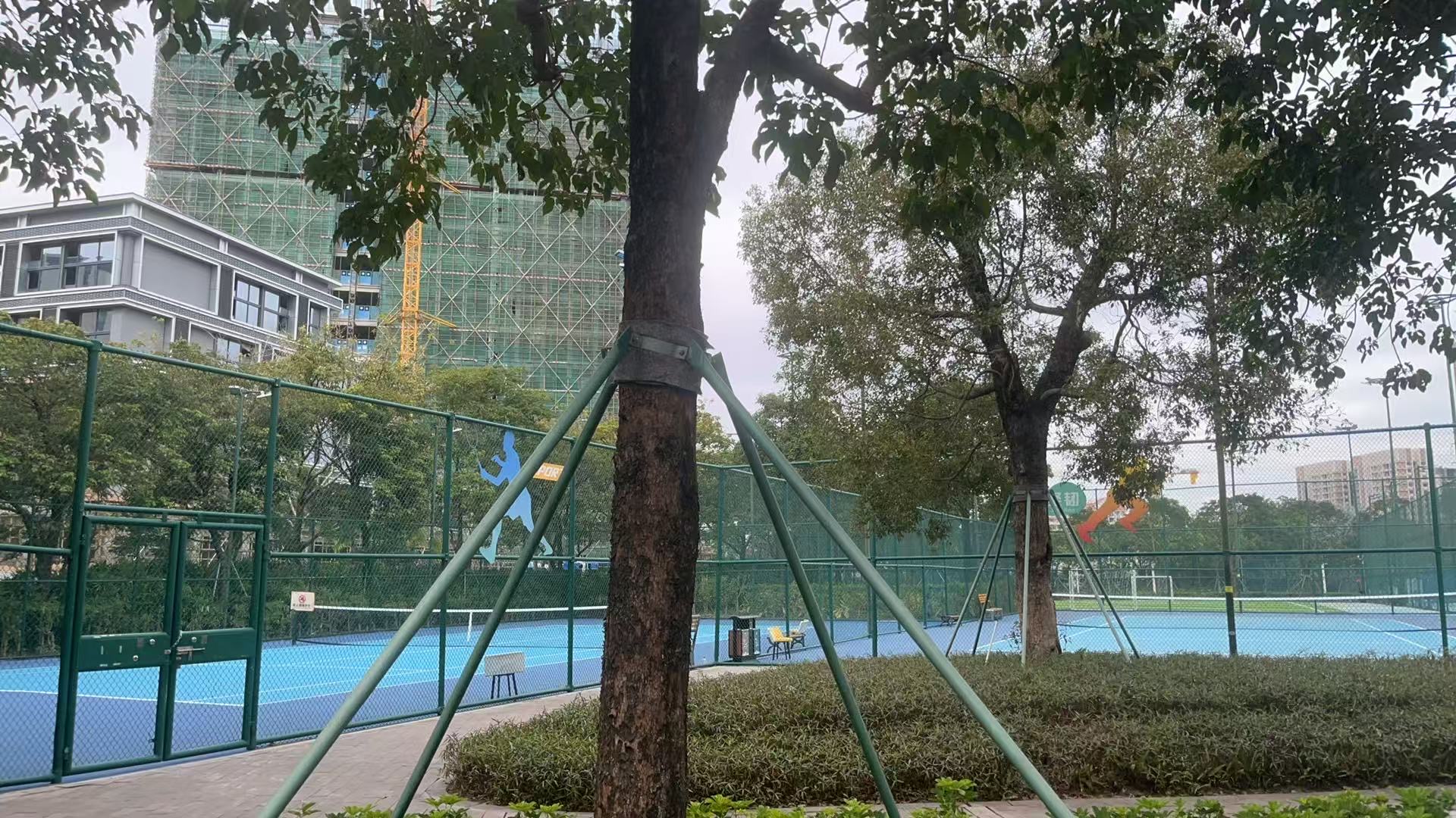 金山体育公园位于广东省珠海市金湾区三灶镇金铭东路广东科学技术职业学院南侧,可在网球地图查看珠海市网球场订场方式。提供免费场、室外场、硬地场等场地。场馆设施包括洗手间、饮料售卖、停车方便。