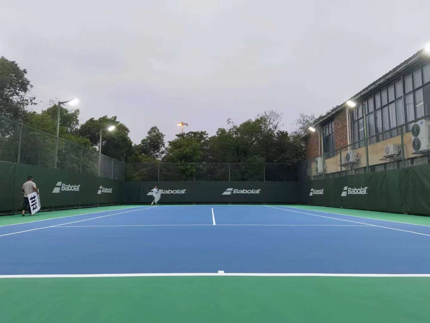 青芸网球俱乐部网球场照片3。青芸网球俱乐部位于广东省广州市海珠区景业大街63号，可在网球地图查看广州市网球场订场方式。提供室外场、硬地场、通宵场等场地。场馆设施包括洗手间、发球机、饮料售卖、停车方便、可租拍、可租  球。参考起价50元/小时起。