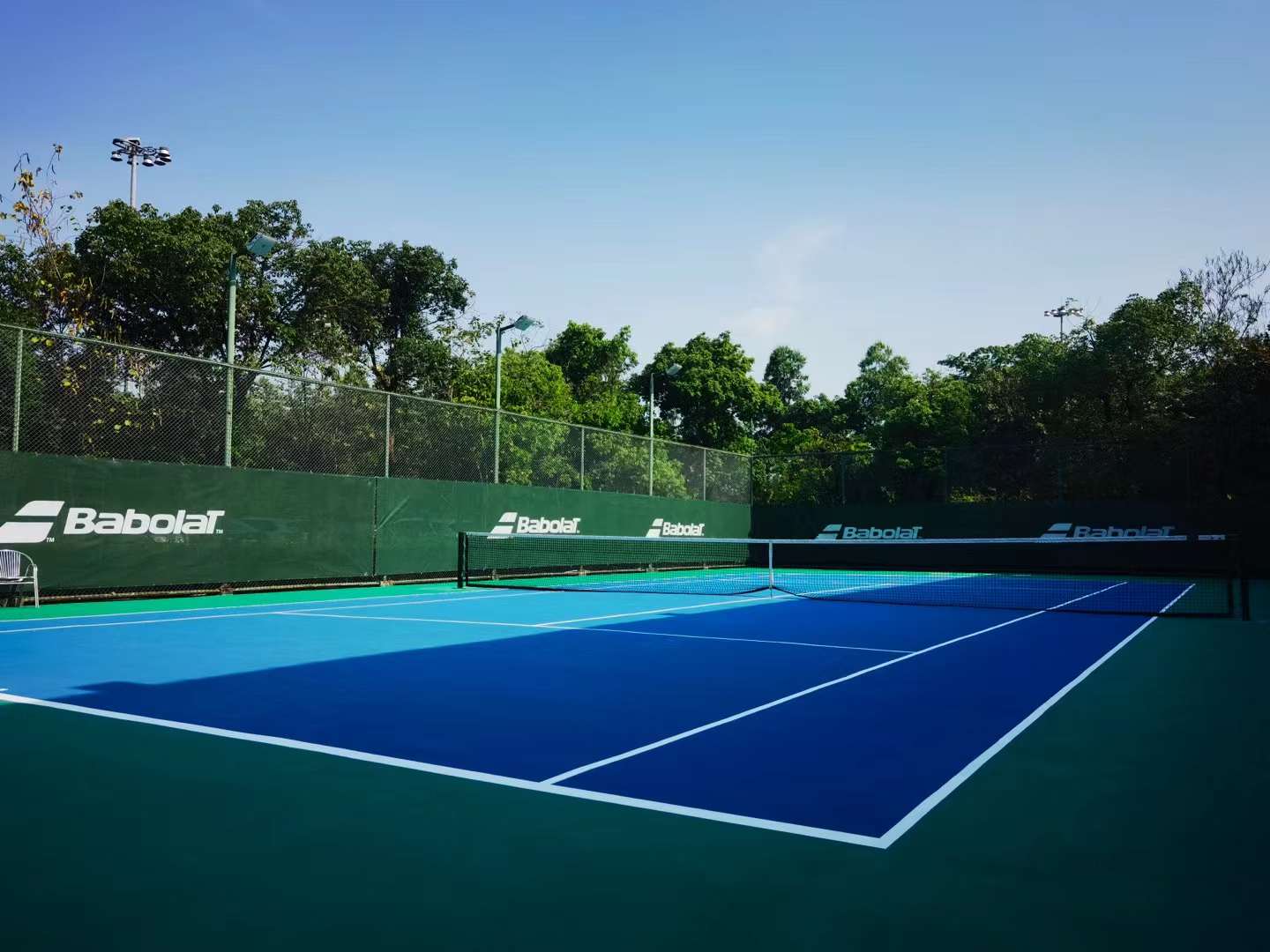 青芸网球俱乐部网球场照片2。青芸网球俱乐部位于广东省广州市海珠区景业大街63号，可在网球地图查看广州市网球场订场方式。提供室外场、硬地场、通宵场等场地。场馆设施包括洗手间、发球机、饮料售卖、停车方便、可租拍、可租球。参考起价50元/小时起。