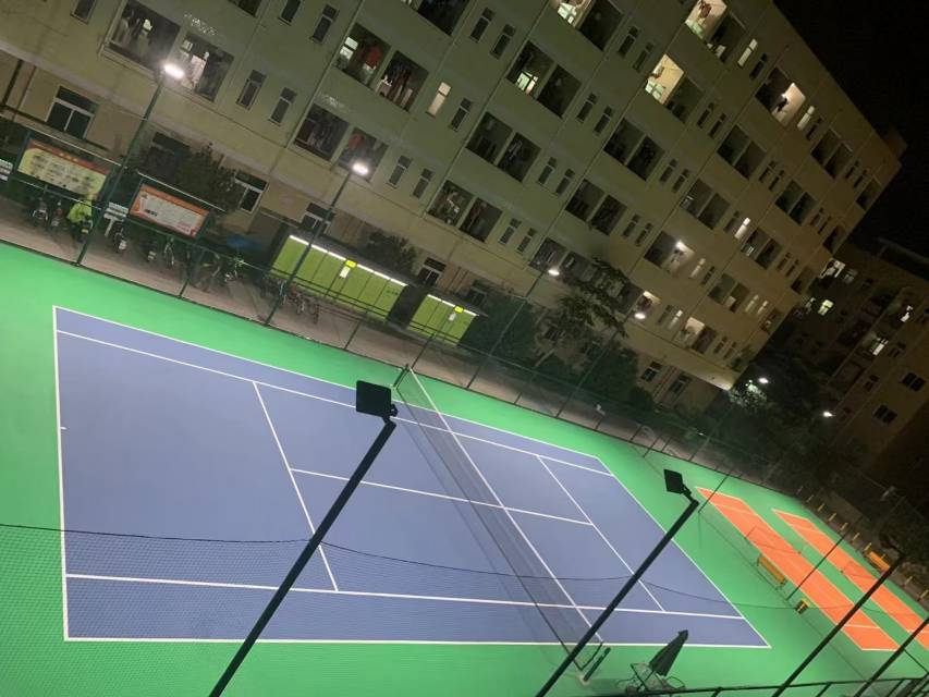 飞普网球俱乐部位于广东省深圳市龙岗区宝龙一路华丰留学生产业园内,可在网球地图查看深圳市网球场订场方式。提供室外场、硬地场等场地。场馆设施包括洗手间、发球机、可拉线、可租拍、停车方便、饮料售卖、可租球。参考起价50元/小时起。