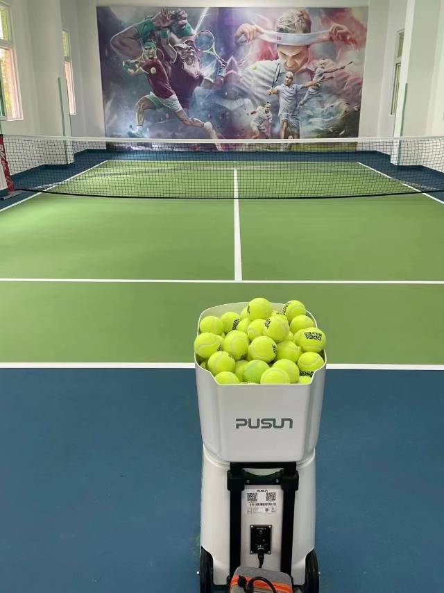 飞普网球俱乐部网球场照片2。飞普网球俱乐部位于广东省深圳市龙岗区宝龙一路华丰留学生产业园内，可在网球地图查看深圳市网球场订场方式。提供室外场、硬地场等场地。场馆设施包括洗手间、发球机、可拉线、可租拍、停车方便、饮料售卖、可租球。参考起价50元/小时…