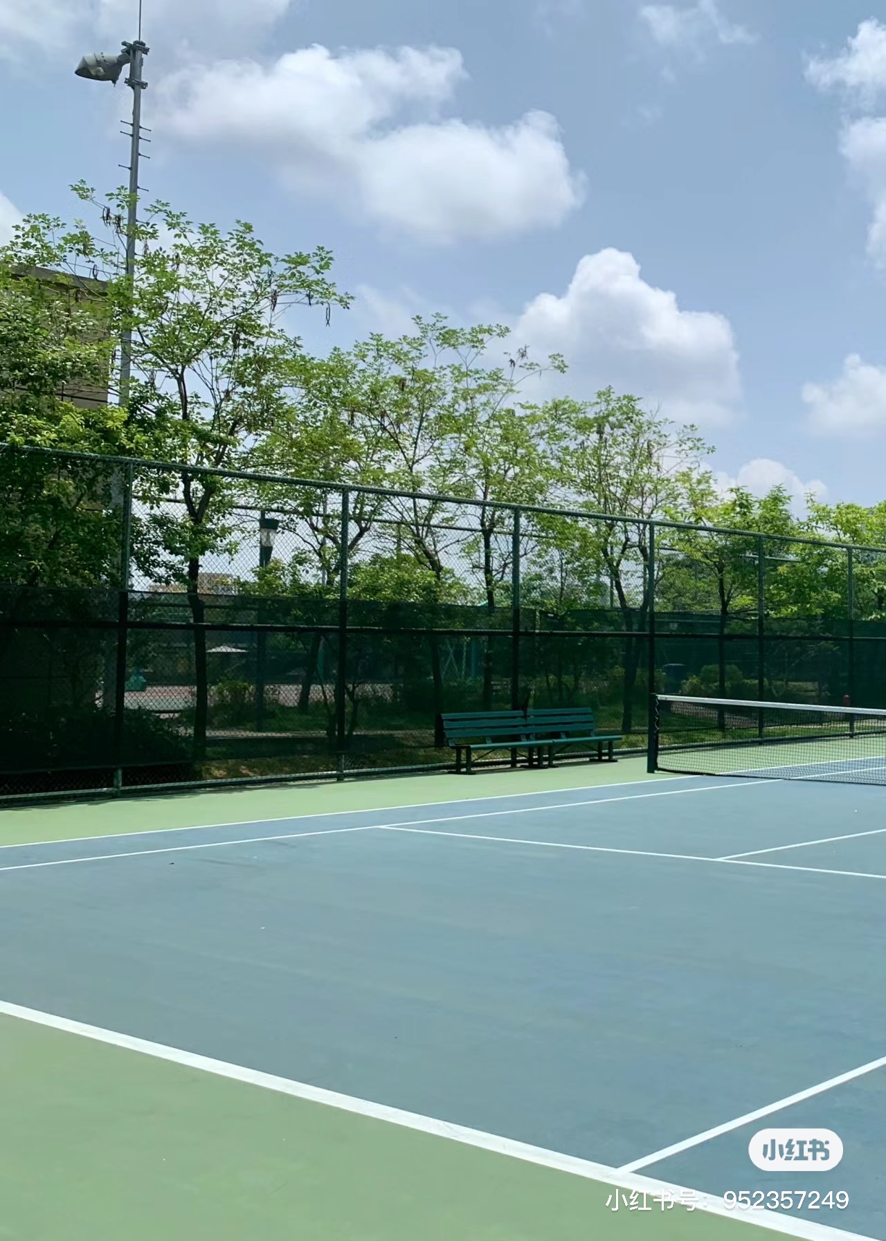 香蜜公园体育中心网球场照片2。香蜜公园体育中心位于广东省深圳市福田区农园路30号香蜜公园(侨香地铁站B口步行400米)，可在网球地图查看深圳市网球场订场方式。提供室外场、硬地场等场地。场馆设施包括洗手间、停车方便、饮料售卖。参考起价50元/小时起。