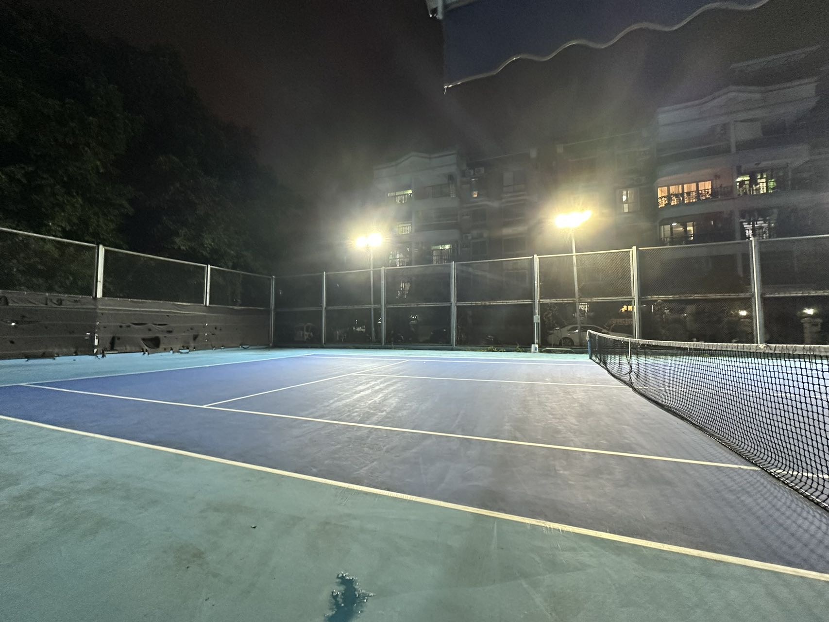 麦罗网球室外场（顺德碧桂园花园区）位于广东省佛山市顺德区北滘镇水仙路顺德碧桂园-花园区，可在网球地图查看佛山市网球场订场方式。提供室外场、硬地场等场地。场馆设施包括饮料售卖。参考起价50元/小时起。