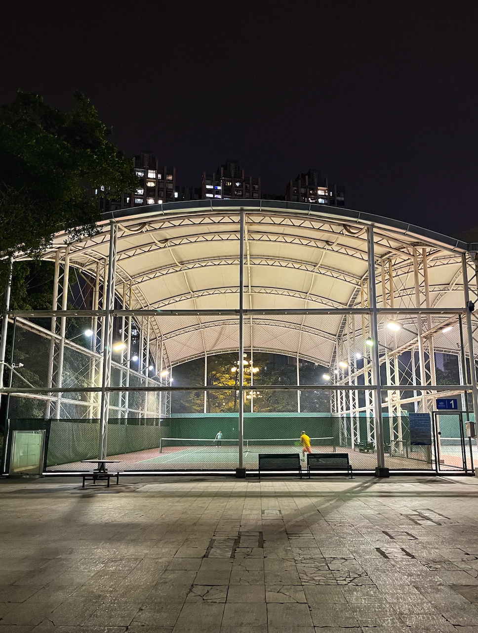 黄埔体育中心网球场照片2。黄埔体育中心位于广东省广州市黄埔区丰乐北路398号，可在网球地图查看广州市网球场订场方式。提供室外场、硬地场等场地。场馆设施包括洗手间、停车方便、沐浴间。参考起价35元/小时起。