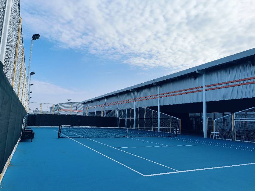 龙江埃克司网球俱乐部位于广东省佛山市顺德区登东公路，可在网球地图查看佛山市网球场订场方式。提供室外场、硬地场、室内场等场地。场馆设施包括洗手间、饮料售卖、沐浴间、发球机、停车方便、可租球、可拉线、可租拍。参考起价40元/小时起。